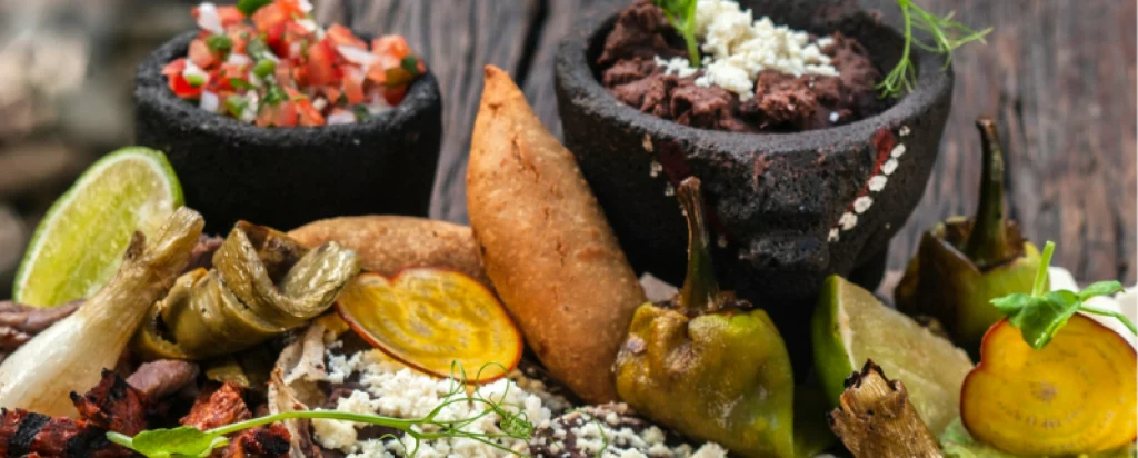 Alimentos que combinan con el picante junto a salsas mexicanas