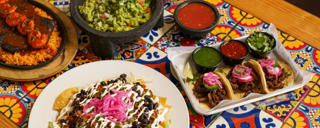 Tarros de salsa para tacos artesanal mexicana junto a tacos servidos