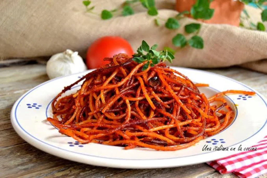 salsa picante para pasta servida sobre penne con guindilla y perejil
